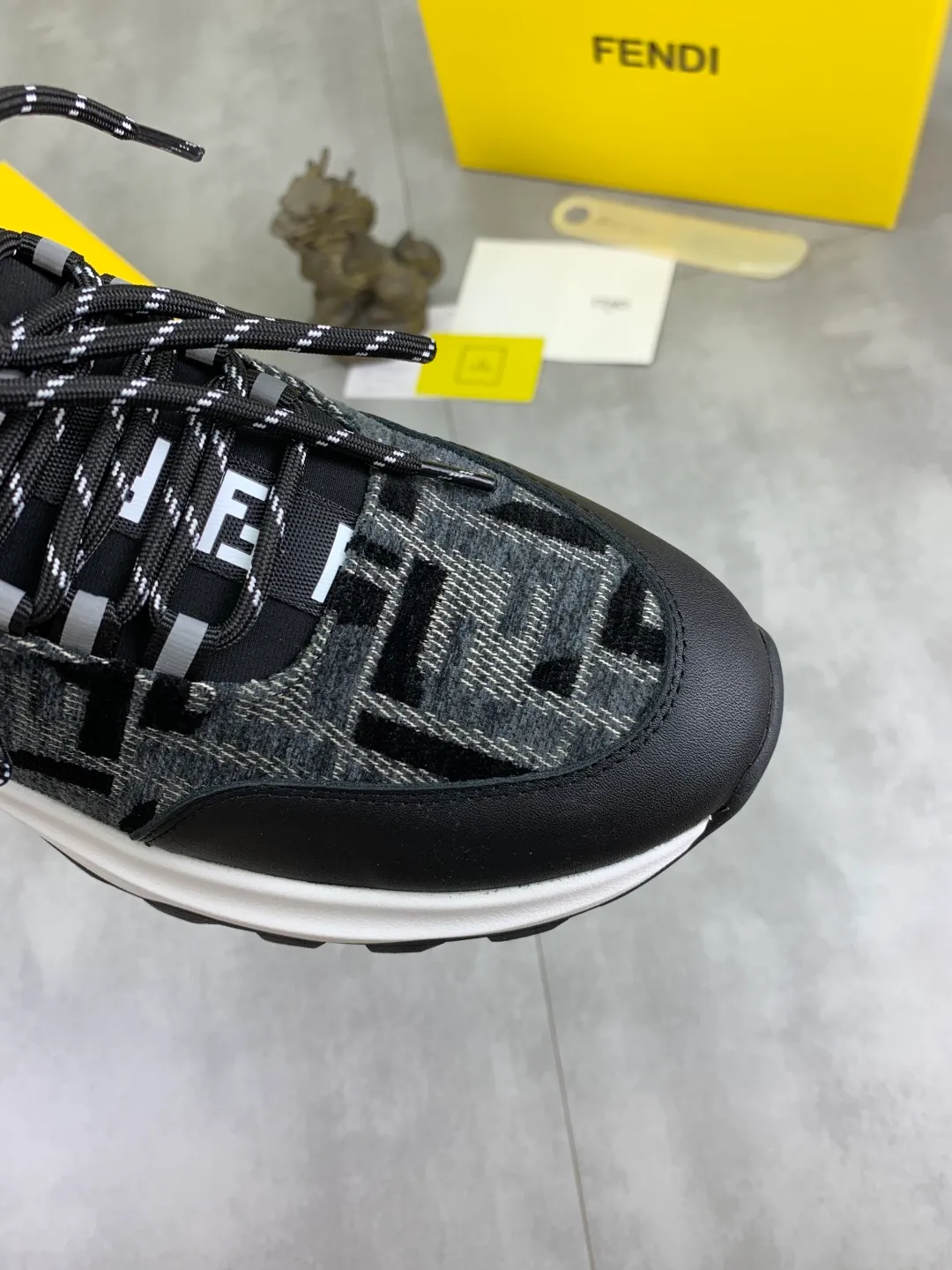 ​Men's shoes 💰P440 💰【New】Little monster 🆘 New FENDI 🕶️🕶️Simple routing effect, showing an elegant and cool driving shoe 🎬Using imported calfskin + first-layer pigskin lining🐂Excellent material🎬Detailed workmanship 🤗Comfortable foot feel➰➰. ​Pair it with any outfit to show your taste and temperament, low-key luxury ♻️Design ​simple and elegant ​noble and fashionable 🍃​Very loved and favored by trendy men 💓❤️Size: 38-44 (45 customized) 3️⃣ colors available